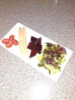 Una foto de Ensalada de cogollos morado con remolacha