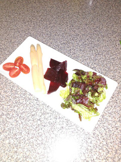 Una foto de Ensalada de cogollos morado con remolacha