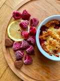Crumble z malinami i budyniem waniliowym