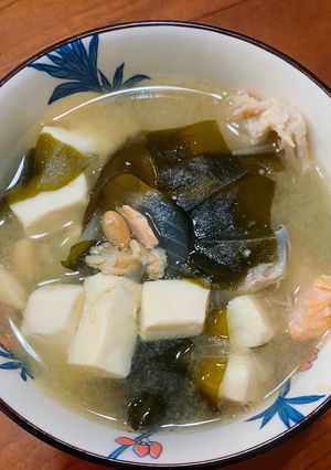 鮭魚豆腐味噌湯 的食譜成品照片