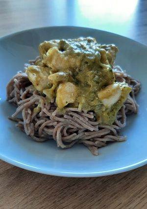 Une photo de Nouilles soba (maison) sauce poulet asperges