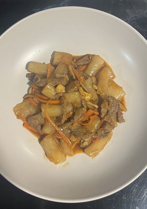 Una foto de Tteokbokki con Ternera y Verduras