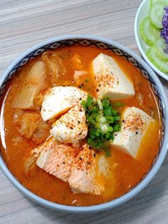 Hình của món Canh kim chi cá hồi.