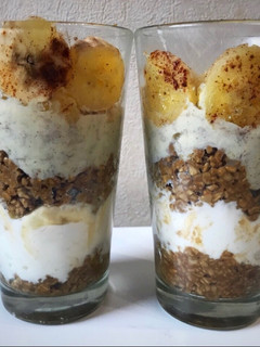 Una foto de Postre banana split de avena en vaso. Receta original de Geri. Postre light sin azúcar ni harina