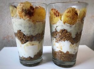 Una foto de Postre banana split de avena en vaso. Receta original de Geri. Postre light sin azúcar ni harina