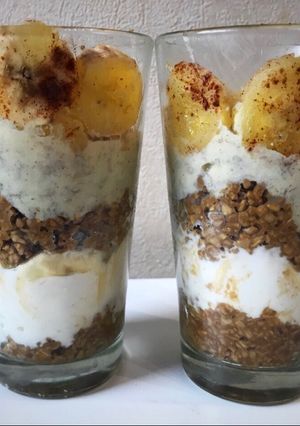 Una foto de Postre banana split de avena en vaso. Receta original de Geri. Postre light sin azúcar ni harina