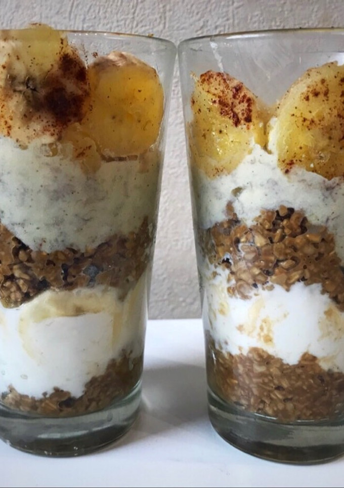 Una foto de Postre banana split de avena en vaso. Receta original de Geri. Postre light sin azúcar ni harina