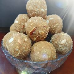 A picture of Gond ladoo.