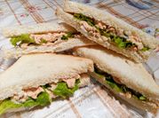 Uma foto de sandes de atum