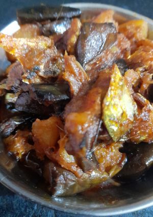 কুমড়ো বেগুন ইলিশের মাথা দিয়ে ঘন্ট(Ilisher matha diye ghonto recipe in Bengali) রেসিপির প্রধান ছবি