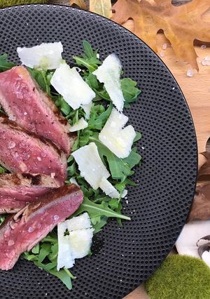 Foto di Tagliata di manzo con rucola e grana