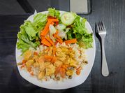 Una foto de pollo al curry