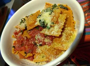 Una foto de Raviolis artesanales en salsa pomodoro
