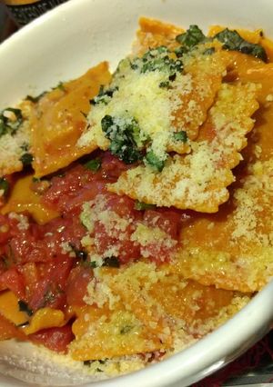 Una foto de Raviolis artesanales en salsa pomodoro