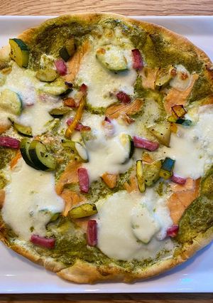 Une photo de Pizza Maison saumon pesto 🍕🌱