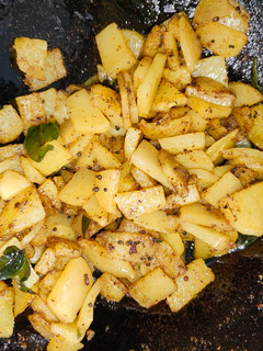 உருளைக்கிழங்கு வருவல்(potato fry recipe in tamil) செய்முறை முக்கிய புகைப்படம்