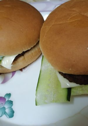 A picture of Beef cheese Burger🍔🧀.