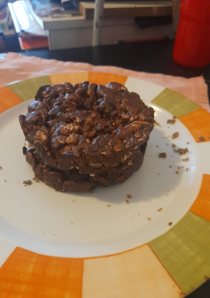 Una foto de Alfajor de galletas de arroz bañado y relleno de Nutella