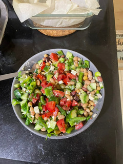 صورة لوصفة سلطة الحمص اليونانية 😋
