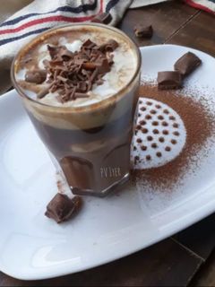 इटालियन चॉकलेट कॉफी-बिसेरिन (Italian chocolate coffee Bicerin recipe in hindi) रेसिपी मुख्य फोटो