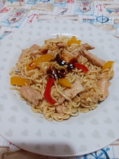 Una foto de Fideos asiáticos con pollo y pimientos