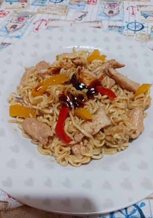 Foto principal de Fideos asiáticos con pollo y pimientos