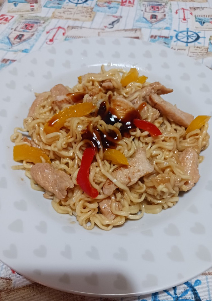 Una foto de Fideos asiáticos con pollo y pimientos
