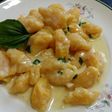 Ñoquis de zapallo con crema de albahaca y ajo