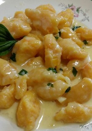 Una foto de Ñoquis de zapallo con crema de albahaca y ajo