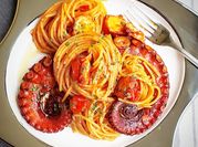 Una foto di pasta con ragù di pesce