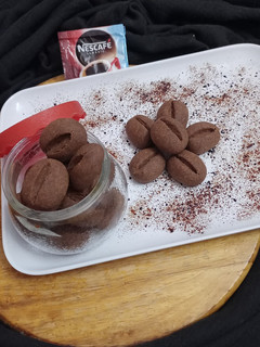 કૉફી બીન્સ કોકો કૂકીઝ (Coffee Beans Coco Cookies Recipe In Gujarati) રેસીપી મુખ્ય ફોટો