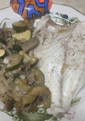 Una foto de Doradas al horno con calabacín y setas