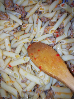 Una foto de Macarrones con carne de pavo, zanahoria y pimiento