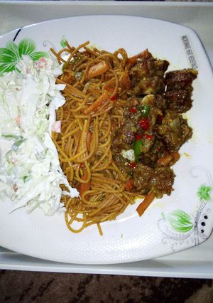 A picture of Fried spaghetti,coslow and beef sous🤤.
