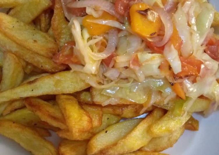 Chips and vegetable sauce