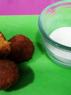 Una foto de Croquetas de pimientos del piquillo con mayonesa clásica picante