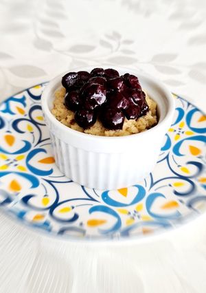 Una foto de MUG de coco y mermelada de arándanos KETO