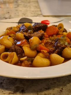 Una foto de Guiso de aguja de ternera con pasta