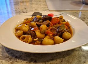 Una foto de Guiso de aguja de ternera con pasta