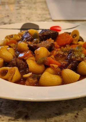 Una foto de Guiso de aguja de ternera con pasta