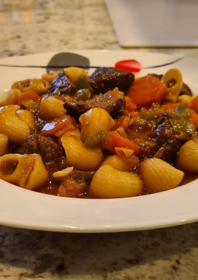 Una foto de Guiso de aguja de ternera con pasta