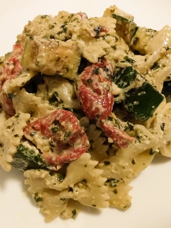 Easy Steps to Make Zucchini, roasted pepper, goat cheese and pesto pasta salad the Delicious Delicious