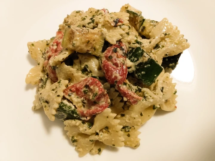 Easy Steps to Make Zucchini, roasted pepper, goat cheese and pesto pasta salad the Delicious Delicious