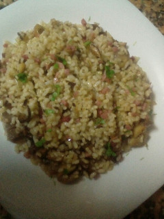 Una foto de Revuelto de mix de setas y jamón con arroz integral
