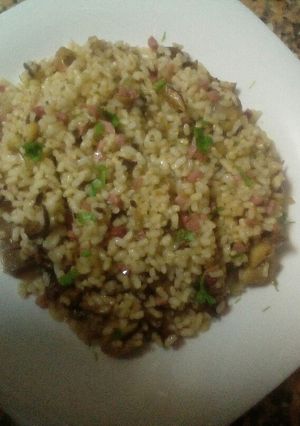 Una foto de Revuelto de mix de setas y jamón con arroz integral