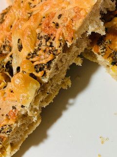 Una foto de Focaccia integral con pollo y queso.🍗🧀