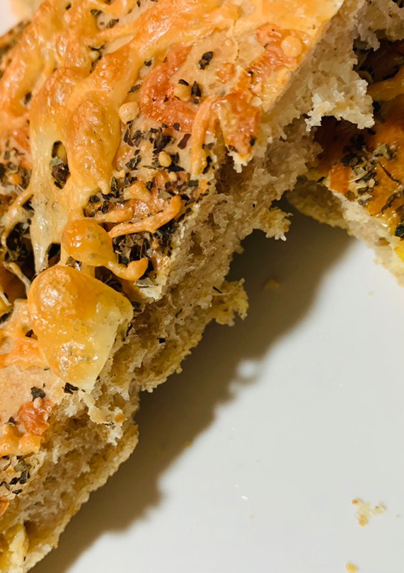 Una foto de Focaccia integral con pollo y queso.🍗🧀