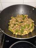 Wok de cordero al curry salteado con espárragos verdes y garbanzos