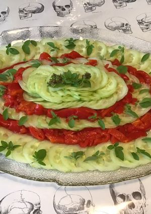 Une photo de Salade de concombre et poivrons rouges grillés au basilic