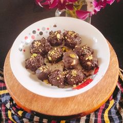 A picture of Chocolate ladoo/dark fantasy biscuits laddu.